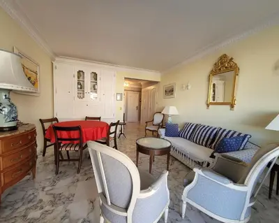Coin salon dans l'établissement LA PRESQU'ILE T2 PALM BEACH MOURE ROUGE