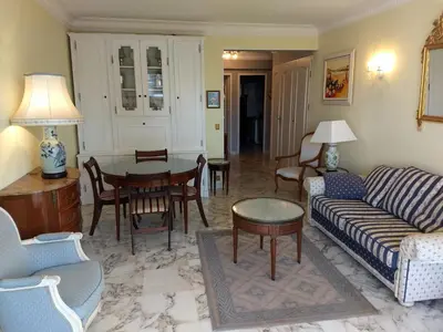 Coin salon dans l'établissement LA PRESQU'ILE T2 PALM BEACH MOURE ROUGE
