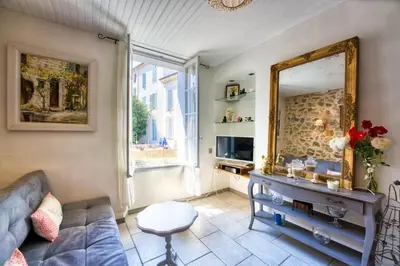 Télévision ou salle de divertissement dans l'établissement NEW 2-bed Central Cannes Apt