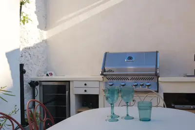 Barbecue disponible mis à disposition des clients de la maison de vacances