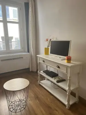 Télévision ou salle de divertissement dans l'établissement Le Fersen - cosy studio- coeur vieil Antibes