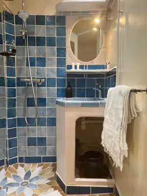 Salle de bains dans l'établissement Le Fersen - cosy studio- coeur vieil Antibes