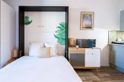 Un ou plusieurs lits dans un hébergement de l'établissement LE FESTIF splendide studio avec loggia au Carré d'Or