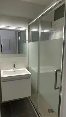 Salle de bains dans l'établissement Studio climatisé avec piscine-tennis-parking