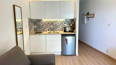 Cuisine ou kitchenette dans l'établissement Studio climatisé avec piscine-tennis-parking