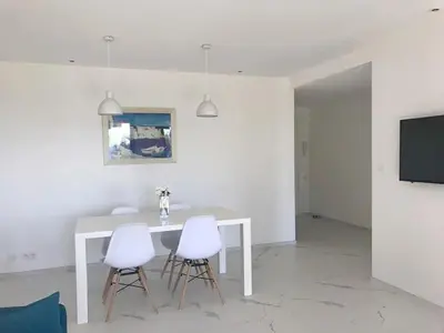 Télévision ou salle de divertissement dans l'établissement Appartement vue mer piscine à débordement