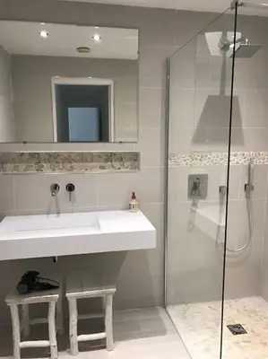 Salle de bains dans l'établissement Appartement vue mer piscine à débordement