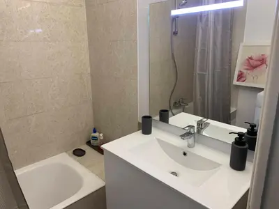 Salle de bains dans l'établissement Grand Studio proche mer avec piscine.