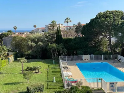 Piscine de l'établissement Grand Studio proche mer avec piscine. ou située à proximité