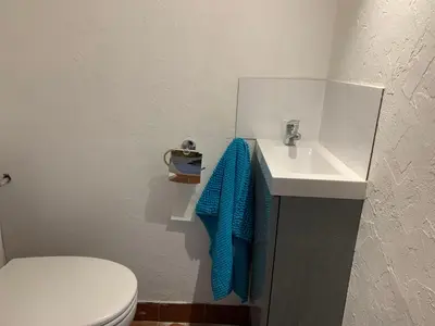 Salle de bains dans l'établissement Grand Studio proche mer avec piscine.