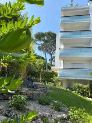 Jardin de l'établissement Joli studio calme et central