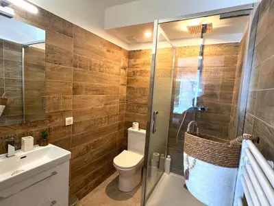 Salle de bains dans l'établissement COSY MADRID, appartement proche de la mer
