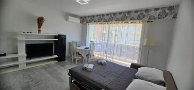 Télévision ou salle de divertissement dans l'établissement Magnifique studio Juan les pins-plage à pied