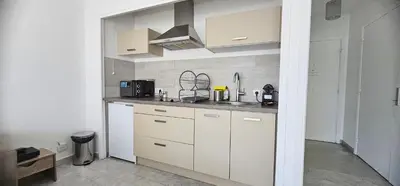 Cuisine ou kitchenette dans l'établissement Magnifique studio Juan les pins-plage à pied