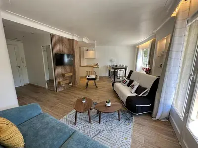 Télévision ou salle de divertissement dans l'établissement Cannes : Appartement rénové proche plage