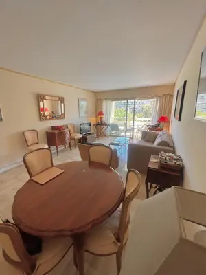 Coin salon dans l'établissement Appartement cannes Croisette