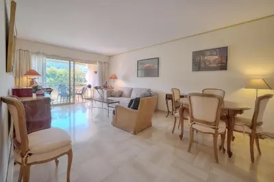 Coin salon dans l'établissement Appartement cannes Croisette