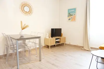 Télévision ou salle de divertissement dans l'établissement Luciana Cannes avec parking - proximité centre croisette -gare -plage