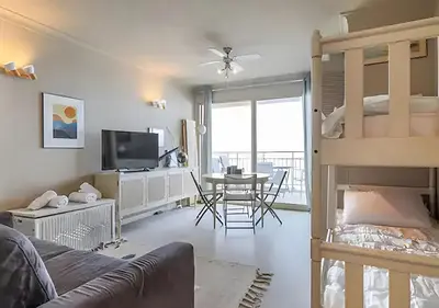 Télévision ou salle de divertissement dans l'établissement Cap d'Antibes Studio et terrasse face à la mer