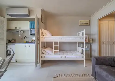 Un ou plusieurs lits dans un hébergement de l'établissement Cap d'Antibes Studio et terrasse face à la mer