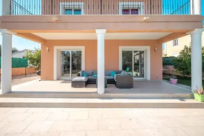 Balcon ou terrasse dans l'établissement Villa moderne avec Piscine, proche mer