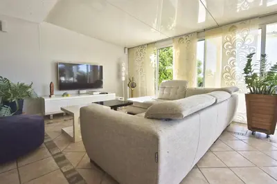 Télévision ou salle de divertissement dans l'établissement Family house with swimming pool & sea view