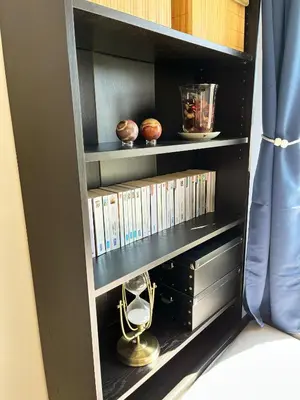 Bibliothèque dans l'appartement