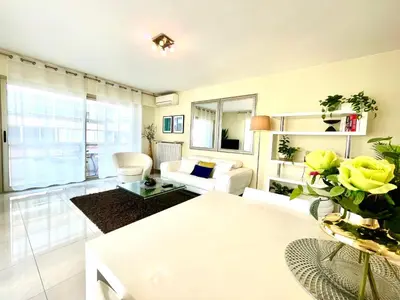 Cuisine ou kitchenette dans l'établissement Bel appartement Centre ville, mer, Croisette