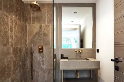 Salle de bains dans l'établissement A11 - Staywiz us - Villa Cap Antibes Sea View 5 BDR - AC, Rooftop Pool & Parking