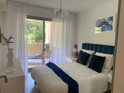 Un ou plusieurs lits dans un hébergement de l'établissement Elegant apartment close to Croisette and Palais de Festival with garage