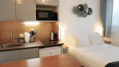 Cuisine ou kitchenette dans l'établissement Proche Croisette, Studio moderne by Palmazur Vacances