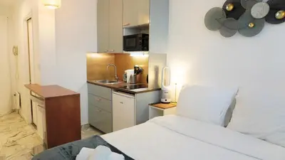 Cuisine ou kitchenette dans l'établissement Proche Croisette, Studio moderne by Palmazur Vacances