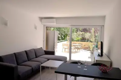 Coin salon dans l'établissement Villeneuve Loubet Village idéal