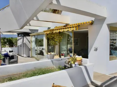 Piscine de l'établissement Superbe appartement climatisé avec terrasse et jardin à Villeneuve Loubet Plage - FR-1-252A-106 ou située à proximité