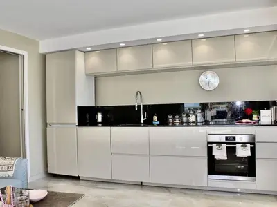 Cuisine ou kitchenette dans l'établissement Superbe appartement climatisé avec terrasse et jardin à Villeneuve Loubet Plage - FR-1-252A-106