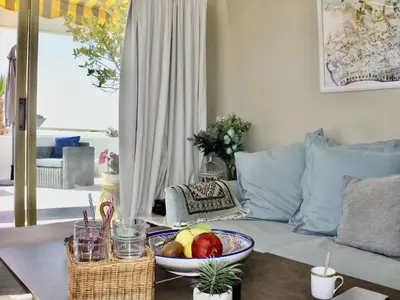 Coin salon dans l'établissement Superbe appartement climatisé avec terrasse et jardin à Villeneuve Loubet Plage - FR-1-252A-106
