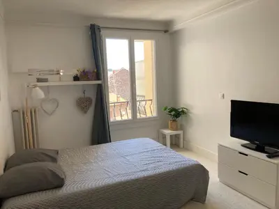 Un ou plusieurs lits dans un hébergement de l'établissement Studio à 10 min de la croisette et de la mer et 5 min de la gare