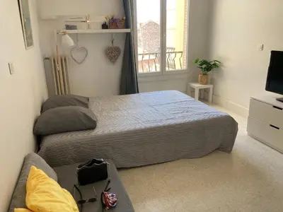 Un ou plusieurs lits dans un hébergement de l'établissement Studio à 10 min de la croisette et de la mer et 5 min de la gare