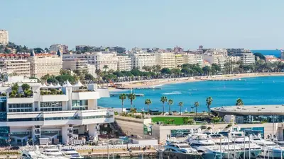Vue générale sur la mer ou vue sur la mer prise depuis l'appartement