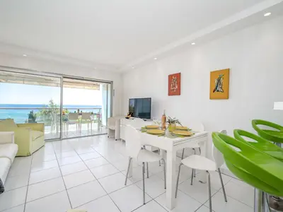 Télévision ou salle de divertissement dans l'établissement Apartment Cannes Bay-3 by Interhome
