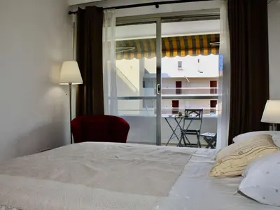 Un ou plusieurs lits dans un hébergement de l'établissement Appartement 2P. avec vue mer et climatisation, Villeneuve-Loubet Plage - FR-1-252A-107