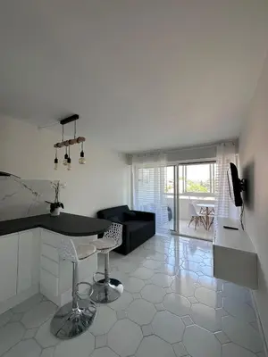 Télévision ou salle de divertissement dans l'établissement Studio Antibes Port Vauban.