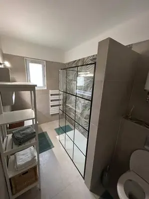 Salle de bains dans l'établissement 2 pièces au centre d'Antibes.