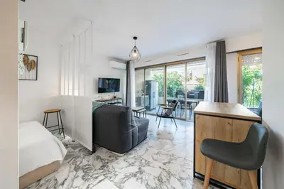 Télévision ou salle de divertissement dans l'établissement Studio avec terrasse et jardin arboré - 5 min hypercentre Cannes