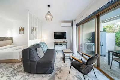 Télévision ou salle de divertissement dans l'établissement Studio avec terrasse et jardin arboré - 5 min hypercentre Cannes