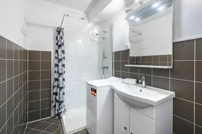 Salle de bains dans l'établissement Studio avec terrasse et jardin arboré - 5 min hypercentre Cannes