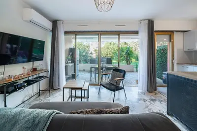 Coin salon dans l'établissement Studio avec terrasse et jardin arboré - 5 min hypercentre Cannes