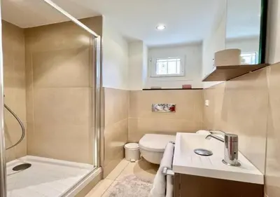 Salle de bains dans l'établissement Appartement de deux chambres à coucher près de la Croisette à Cannes