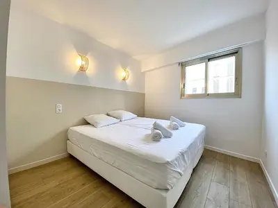 Un ou plusieurs lits dans un hébergement de l'établissement Appartement Cannes 2 chambres - 14J