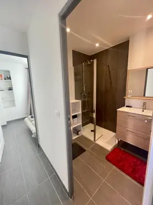 Salle de bains dans l'établissement Cosy appartement - Vieux port